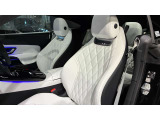 ドアハンドルには握りやすいグリップ形状が採用されています。万一の事故の際など、車内に残された乗員を救出する為、外部からドアを開けやすいようになっています。
