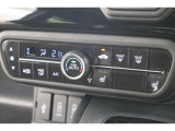 フルオートエアコンが装備されています!お好みの温度設定をするだけでエアコンの風量やモードの切り替えを自動でコントロールしてくれます!ユーザーの操作が少なく燃費走行にもつながります!