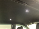 【静電タッチ式LEDルームランプ】ランプ周辺に触れるだけで簡単に点灯が可能です。