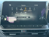 AMやFM、Bluetooth、USBなど複数の音源が画面に表示され、聴きたいメディアを選びやすい仕様です。音楽やラジオを日常の移動中に楽しみたい方に、便利にお使いいただけます。