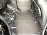 ずらして、倒して、はね上げて。変化するシートで使いやすさをアレンジ。前席との距離や荷室長を、左右席で別々に調節できるスライドリアシート。操作は荷室側からも簡単に行えます。
