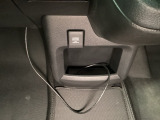 車内で便利な電源供給。【アクセサリーソケット】で、スマートに充電!