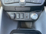 オートエアコン。運転席、助手席を温めるシートヒーターのスイッチです。