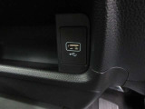アクセサリソケット&充電用USBジャック(Type-A/助手席用)USBポート(Type-A/運転席用)
