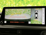 車両後方の映像と周囲を俯瞰する表示を組み合わせ、駐車時の周辺確認を助けます。ガイド線も画面上で確認でき、車庫入れや狭い場所での操作時に心強い装備です。