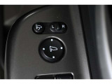 狭い場所も苦になりません。電動格納ドアミラー装備。