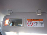 運転席助手席には鏡がついております。