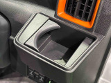 運転席側掘り込み式カップホルダー