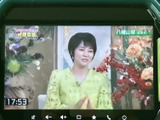 テレビ番組を画面で視聴できる装備を備えています。停車中の休憩時間などに映像を楽しめるため、車内で過ごす時間の使い方が広がります。視聴は停車時にお楽しみください。