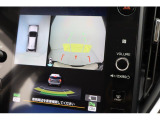 後退時ブレーキアシスト 後退時に衝突の可能性がある場合は、段階的に注意を喚起してくれます。回避操作がない場合は出力とブレーキの制御により、衝突回避、または被害を軽減してくれます