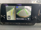 画像の左側は運転席から見ることのできないフロント左側を映している画像です、狭い道や幅寄せ時に便利です。