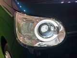 対象物が見やすく白く明るい光で夜間走行をサポートするLEDヘッドランプを搭載