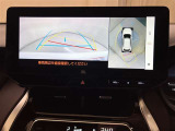 パノラミックビューモニターを装備。クルマを真上から見るように周囲を確認できます。機能の詳細はスタッフまでお問い合わせください。