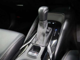 CVT(無段変速)のオートマチックです。フロアシフトがとても使い易いです。また高燃費に貢献するのもこのオートマチックです(*^_^*)