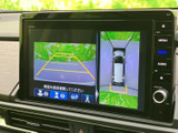 後方映像に加えて車両周囲の表示も確認でき、駐車時の周囲確認をサポートします。ガイドラインも画面に表示されるため、車庫入れや狭い場所での切り返し時に目安として役立ちます。