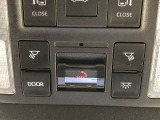 SOSボタンです。自動車の運転中、事故や急病時などの緊急事態が発生したときに、ヘルプネットを通じて外部に救助を手配するためのボタンです。