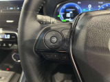 ステアリングスイッチ付きで、運転中に視線を前に向けたまま操作できます。
