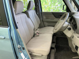 明るい色合いのシートと見通しのよい前席で、乗り降りの際にも車内を見渡しやすい空間です。運転席と助手席が並び、日常の移動も落ち着いて過ごせます。