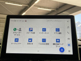 画面にはメニューが一覧で表示され、項目ごとに整理されていて内容を把握しやすい構成です。地図や音楽などの機能も画面から確認でき、日常の移動を便利に支えます。