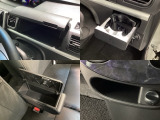 収納スペースや、ドリンクホルダーもついています。長距離ドライブで活躍する必需品ですね♪