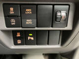 【運転席インパネスイッチ】安全装置関係のスイッチも操作しやすい位置に配置されています。