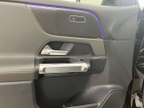 メモリー付き電動シートも装備されておりますのでシート位置を3パターン記憶できます。
