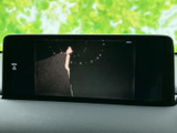 停車中に映像を楽しめるテレビ画面を備えています。移動の合間の休憩時間などに活用でき、車内で過ごす時間の選択肢が広がります。視聴は停車時にお楽しみください。
