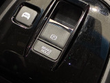 オートブレーキホールド機能付きです☆停車中にブレーキペダルから足を離しても、停車状態が続きます。渋滞、信号待ちの間等、安心です。アクセルを踏めば自動解除され、再発進できます。