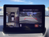 狭い場所での駐車やすれ違いなどでより的確な運転操作に役立つ360&deg;ビューモニターが装備されています。