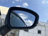 隣車線を走る車両をレーダーで検知し、ドアミラーでは確認しにくい後側方エリアに存在する車両に加え、急接近してくる車両も検知します。車両を検知するとドアミラーに搭載されたLEDインジケーターが点灯します。