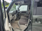 乗車時のつかまりをサポートするグリップ類を各所に備えた優しい設計です。