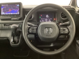 【ハンドル】運転にかかわる様々な操作を安全に行えるように視点移動が少なく操作性に配慮されたスイッチ類が凝縮されたコックピットです。