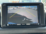 後方の様子をモニターで確認でき、画面内のガイドラインが駐車時の目安になります。車庫入れや狭い場所での後退など、周囲を確認しながら操作したい場面で頼れる装備です。
