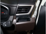 ドリンクホルダーは、運転中でも手を伸ばしやすい位置に配置されていて、ペットボトルや缶をしっかり安定して固定してくれます。