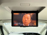 大型後席モニターを装備。後ろのシートでテレビや映画なんていかがでしょうか?