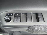 パワーウインドはオールオート機構が付いておりますので、全開・全閉操作が楽にでき便利です。