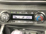 【オートエアコン】一度お好みの温度に設定すれば、車内の温度を検知し風量や温度を自動で調整。暑い&hellip;寒い&hellip;と何度もスイッチ操作をする必要はありません。快適な車内空間には必須の機能ですね♪