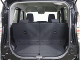 シートを立てた状態でも荷物を楽々積むことができます。広い荷室が自慢!