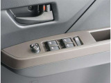 《パワーウインドウスイッチ》車の基本装備のひとつのパワーウインドウです。オート機能もあって、押し方の強弱で調整も出来ます。
