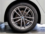 【BMWアロイホイル】軽量かつ強度に拘ったアロイホイル。走行性能ポテンシャルを引き出す設計。車の足元を引き締めてくれる大きなポイントはアロイホイルです。