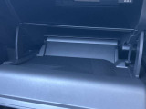 グローブボックスは奥行きがありたっぷり収納。お子様のお出かけグッズなどもストックしておけます。