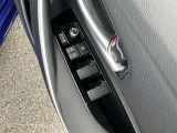 運転席扉内側部分です。【パワーウィンドウ】で窓の開け閉めもラクラクですね!