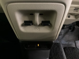パワーウインドウは運転席で全席のドア2枚とも上下の操作ができるようになっています。下にはETCがついています。高速道路の料金所の通過も楽々です。 カードの取り出しもしやすい場所についています。