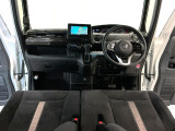 【前方視界】開放的な前方視界!運転がしやすく疲れにくいです♪窓が大きく、見通しがとっても良いおクルマですよ♪