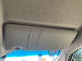 サンバイザーもあります!助手席側にも同じように設置されております!180&deg;反対側まで稼動するので日差しの高さに合わせてご利用いただけます。ドア窓の方にも動くようになっておりますので便利です。