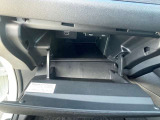 グローブボックスの他にも収納をご用意してます。車内をスッキリ見せることができます。