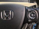 ハンドルにHondaセンシング系のクルーズコントロールやレーンキープアシストなどの操作スイッチが装備されています。ハンドルから手を離さず安全に操作できます。
