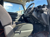 運転席まわりは前方や側方の視界が広く、周囲を確認しながら運転しやすい印象です。シートや足元も見渡しやすく、乗り降りの際にも車内の様子を把握しやすい空間です。