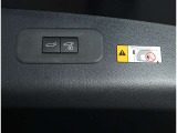 パワーバックドア装備!リヤゲートのスイッチを押すだけでバックドアが閉まります!運転席周りからも開閉の操作ができます♪