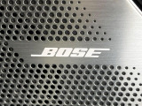 【BOSEサウンドシステム】メーカーオプションの高品位サウンドシステムを搭載。専用のチューニングが施された大小様々なスピーカーから良質なサウンドが奏でられ、臨場感あふれる音響空間を演出します。